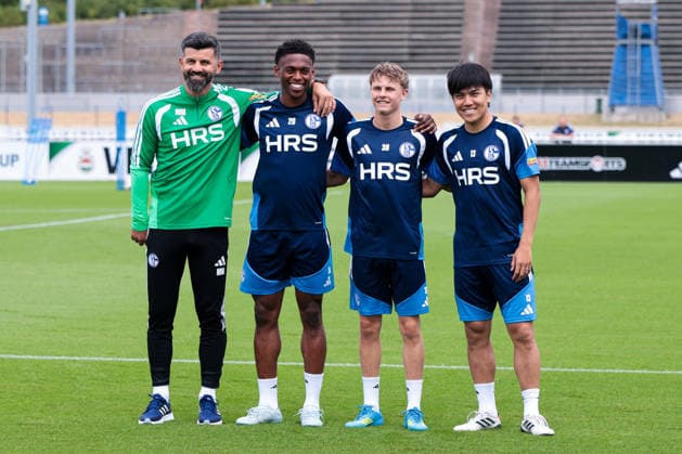 05.07.2026, Fussball, Trainingsauftakt des FC Schalke 04. v. l. Trainer Miron Muslic (FC Schalke 04) mit den Neuzugängen Junior Adamu (FC Schalke 04), Luca Vozar (FC Schalke 04), Satoshi Tanaka (FC Schalke 04). Gelsenkirchen Trainingsgelände FC Schalke 04 NRW Deutschland xRHR-FOTO YYx *** July 5, 2026, Soccer, FC Schalke 04 s first training session of the season; Coach Miron Muslic of FC Schalke 04 with new signings Junior Adamu of FC Schalke 04, Luca Vozar (FC Schalke 04), Satoshi Tanaka (FC Schalke 04), Gelsenkirchen, FC Schalke 04 training facility, North Rhine-Westphalia, Germany, xRHR, PHOTO YYx Copyright: RHR-FOTOx RHR-FOTO YY
