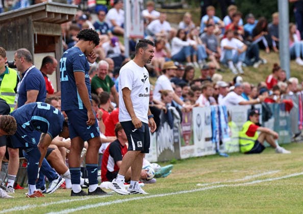 Fussball, Herren, Saison 2026 2027, TSV Moorenweis - TSV 1860 München, Testspiel, Vorbereitung Alper Kayabunar, Trainer (TSV 1860 München) an der Seitenlinie *** Soccer, Men s, 2026–2027 Season, TSV Moorenweis vs. TSV 1860 Munich, Friendly Match, Preseason; Alper Kayabunar, Coach of TSV 1860 Munich, on the sidelines
