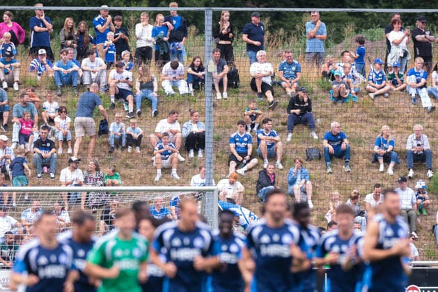 05.07.2026, Fussball, Trainingsauftakt des FC Schalke 04. Die Spieler des S04 laufen vor den Augen von ca. 3700 Fans. Gelsenkirchen Trainingsgelände FC Schalke 04 NRW Deutschland xRHR-FOTO YYx *** July 5, 2026, Soccer, FC Schalke 04 s first training session of the season. The S04 players run in front of approximately 3,700 fans at the FC Schalke 04 training facility in Gelsenkirchen, North Rhine-Westphalia, Germany xRHR PHOTO YYx Copyright: RHR-FOTOx RHR-FOTO YY