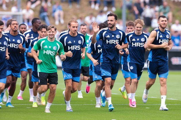 05.07.2026, Fussball, Trainingsauftakt des FC Schalke 04. Kenan Karaman (FC Schalke 04) winkt den Fans. Gelsenkirchen Trainingsgelände FC Schalke 04 NRW Deutschland xRHR-FOTO YYx *** July 5, 2026, Soccer, FC Schalke 04 s first training session of the season; Kenan Karaman; FC Schalke 04 waves to fans; Gelsenkirchen; FC Schalke 04 training facility; North Rhine-Westphalia, Germany; xRHR; PHOTO YYx Copyright: RHR-FOTOx RHR-FOTO YY