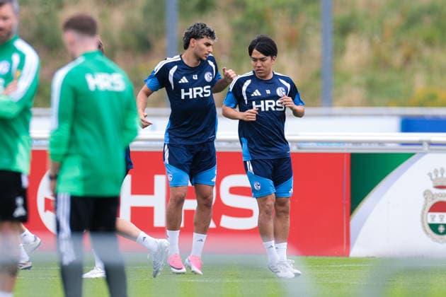 05.07.2026, Fussball, Trainingsauftakt des FC Schalke 04. v. l. Mertcan Ayhan (FC Schalke 04), Satoshi Tanaka (FC Schalke 04). Gelsenkirchen Trainingsgelände FC Schalke 04 NRW Deutschland xRHR-FOTO YYx *** July 5, 2026, Soccer, FC Schalke 04 s first training session of the season v l Mertcan Ayhan, FC Schalke 04; Satoshi Tanaka, FC Schalke 04; Gelsenkirchen; FC Schalke 04 training facility; North Rhine-Westphalia, Germany; xRHR; PHOTO YYx Copyright: RHR-FOTOx RHR-FOTO YY