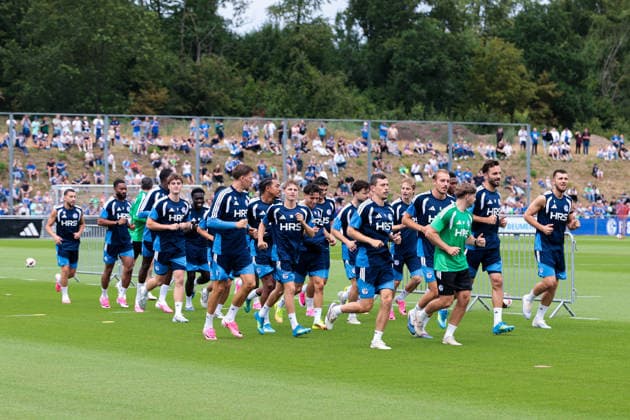 05.07.2026, Fussball, Trainingsauftakt des FC Schalke 04. Die Spieler des S04 laufen vor den Augen von ca. 3700 Fans. Gelsenkirchen Trainingsgelände FC Schalke 04 NRW Deutschland xRHR-FOTO YYx *** July 5, 2026, Soccer, FC Schalke 04 s first training session of the season. The S04 players run in front of approximately 3,700 fans at the FC Schalke 04 training facility in Gelsenkirchen, North Rhine-Westphalia, Germany xRHR PHOTO YYx Copyright: RHR-FOTOx RHR-FOTO YY