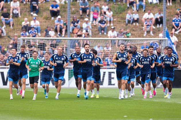 05.07.2026, Fussball, Trainingsauftakt des FC Schalke 04. Die Spieler des S04 laufen vor den Augen von ca. 3700 Fans. Gelsenkirchen Trainingsgelände FC Schalke 04 NRW Deutschland xRHR-FOTO YYx *** July 5, 2026, Soccer, FC Schalke 04 s first training session of the season. The S04 players run in front of approximately 3,700 fans at the FC Schalke 04 training facility in Gelsenkirchen, North Rhine-Westphalia, Germany xRHR PHOTO YYx Copyright: RHR-FOTOx RHR-FOTO YY