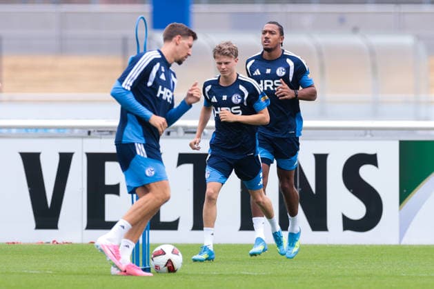 05.07.2026, Fussball, Trainingsauftakt des FC Schalke 04. v. l. Luca Vozar (FC Schalke 04), Anton Donkor (FC Schalke 04), Gelsenkirchen Trainingsgelände FC Schalke 04 NRW Deutschland xRHR-FOTO YYx *** July 5, 2026, Soccer, FC Schalke 04 s first training session of the season. From left: Luca Vozar (FC Schalke 04), Anton Donkor (FC Schalke 04), Gelsenkirchen, FC Schalke 04 training facility, North Rhine-Westphalia, Germany, xRHR PHOTO YYx Copyright: RHR-FOTOx RHR-FOTO YY