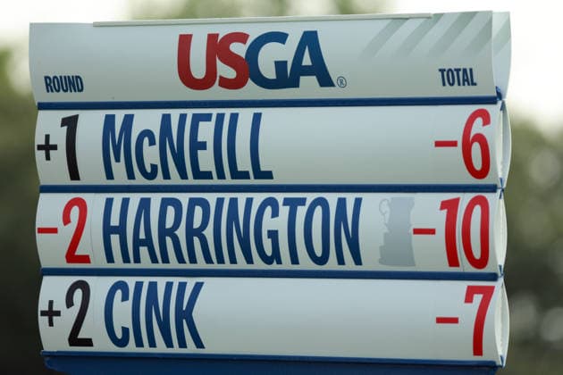 U.S. Senior Open Championship COLUMBUS, OHIO - JULY 5: The score sign of group 10 including the tournament leaders is held by the standard bearer at the 5th green during the final round of the 46th U.S. Senior Open Championship 2026 at Scioto Country Club in Columbus, Ohio, USA, July 5, 2026. Columbus Ohio United States  Copyright: xAmyxLemusx originalFilename:lemus-ussenior260705_npNc5.jpg