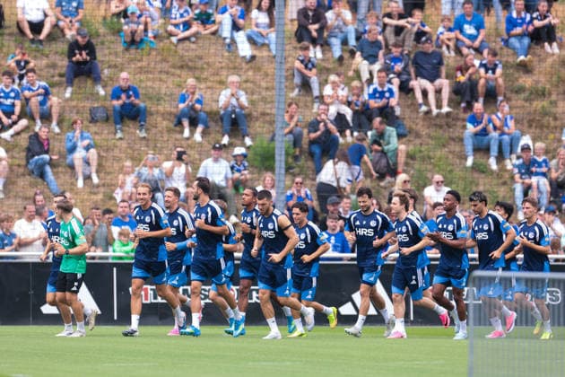05.07.2026, Fussball, Trainingsauftakt des FC Schalke 04. Ca. 3700 Fans sind zum Trainingsauftakt des S04 gekommen. Gelsenkirchen Trainingsgelände FC Schalke 04 NRW Deutschland xRHR-FOTO YYx *** July 5, 2026, Soccer, FC Schalke 04 s first training session of the season. Approximately 3,700 fans turned out for S04 s first training session of the season. Gelsenkirchen, FC Schalke 04 training facility, North Rhine-Westphalia, Germany xRHR PHOTO YYx Copyright: RHR-FOTOx RHR-FOTO YY