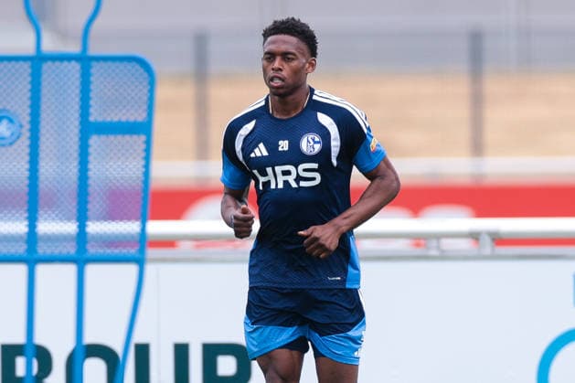 05.07.2026, Fussball, Trainingsauftakt des FC Schalke 04. Junior Adamu (FC Schalke 04). Gelsenkirchen Trainingsgelände FC Schalke 04 NRW Deutschland xRHR-FOTO YYx *** July 5, 2026, Soccer, FC Schalke 04 s first training session of the season; Junior Adamu; FC Schalke 04 Gelsenkirchen; FC Schalke 04 training facility; North Rhine-Westphalia, Germany; xRHR PHOTO YYx Copyright: RHR-FOTOx RHR-FOTO YY