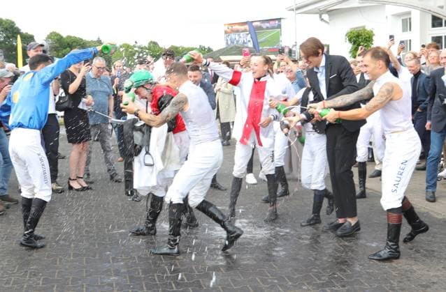 05.07.2026, GER,Reitsport, Rennen 8 IDEE 157. Deutsches Derby , Derby Meeting Hamburg - Galopprennen, Hamburger Renn-Club e.V., Galopprennbahn Hamburg Horn, Hamburg Sektdusche Derbysieger Wladimir Panov wird von den anderen Jockeys gefeiert *** July 5, 2026, GER, Equestrian Sports, Race 8 IDEE 157 German Derby, Derby Meeting Hamburg Horse Race, Hamburger Renn Club e.V., Hamburg Horn Racetrack, Hamburg Champagne shower: Derby winner Wladimir Panov is celebrated by the other jockeys nordphotoxGmbHx xTauchnitz nph00059