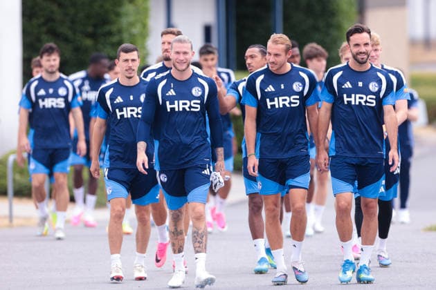 05.07.2026, Fussball, Trainingsauftakt des FC Schalke 04. Die Spieler des S04 kommen zum Training, v. l. Torwart Loris Karius (FC Schalke 04), Timo Becker (FC Schalke 04), Kenan Karaman (FC Schalke 04). Gelsenkirchen Trainingsgelände FC Schalke 04 NRW Deutschland xRHR-FOTO YYx *** July 5, 2026, Soccer, FC Schalke 04 s First Training Session of the Season: The S04 players arrive for training; from left: goalkeeper Loris Karius of FC Schalke 04, Timo Becker (FC Schalke 04), Kenan Karaman (FC Schalke 04), Gelsenkirchen, FC Schalke 04 training facility, North Rhine-Westphalia, Germany, xRHR, PHOTO YYx Copyright: RHR-FOTOx RHR-FOTO YY