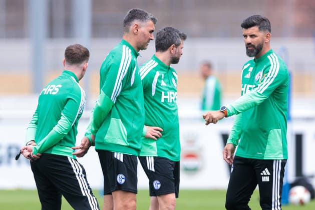 05.07.2026, Fussball, Trainingsauftakt des FC Schalke 04. Trainer Miron Muslic (FC Schalke 04) spricht mit seinem Trainerteam. Gelsenkirchen Trainingsgelände FC Schalke 04 NRW Deutschland xRHR-FOTO YYx *** July 5, 2026, Soccer, FC Schalke 04 s first training session of the season; Coach Miron Muslic of FC Schalke 04 speaks with his coaching staff at the FC Schalke 04 training facility in Gelsenkirchen, North Rhine-Westphalia, Germany xRHR PHOTO YYx Copyright: RHR-FOTOx RHR-FOTO YY