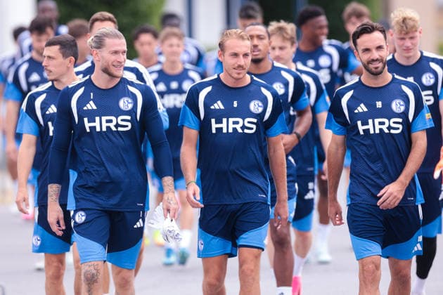 05.07.2026, Fussball, Trainingsauftakt des FC Schalke 04. Die Spieler des S04 kommen zum Training, v. l. Torwart Loris Karius (FC Schalke 04), Timo Becker (FC Schalke 04), Kenan Karaman (FC Schalke 04). Gelsenkirchen Trainingsgelände FC Schalke 04 NRW Deutschland xRHR-FOTO YYx *** July 5, 2026, Soccer, FC Schalke 04 s First Training Session of the Season. The S04 players arrive for training; from left: goalkeeper Loris Karius of FC Schalke 04, Timo Becker (FC Schalke 04), Kenan Karaman (FC Schalke 04), Gelsenkirchen, FC Schalke 04 training facility, North Rhine-Westphalia, Germany, xRHR, PHOTO YYx Copyright: RHR-FOTOx RHR-FOTO YY