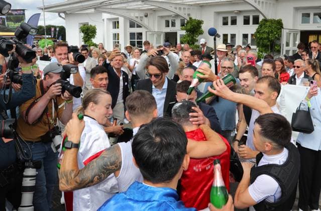 05.07.2026, GER,Reitsport, Rennen 8 IDEE 157. Deutsches Derby , Derby Meeting Hamburg - Galopprennen, Hamburger Renn-Club e.V., Galopprennbahn Hamburg Horn, Hamburg Sektdusche Derbysieger Wladimir Panov wird von den anderen Jockeys gefeiert *** July 5, 2026, GER, Equestrian Sports, Race 8 IDEE 157 German Derby, Derby Meeting Hamburg Horse Race, Hamburger Renn Club e.V., Hamburg Horn Racetrack, Hamburg Champagne shower: Derby winner Wladimir Panov is celebrated by the other jockeys nordphotoxGmbHx xTauchnitz nph00059
