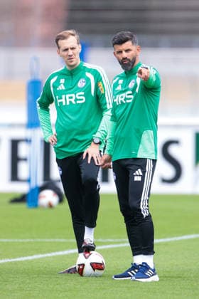 05.07.2026, Fussball, Trainingsauftakt des FC Schalke 04. v. l. Co-Trainer Adin Osmanbasic (FC Schalke 04), Trainer Miron Muslic (FC Schalke 04). Gelsenkirchen Trainingsgelände FC Schalke 04 NRW Deutschland xRHR-FOTO YYx *** July 5, 2026, Soccer, FC Schalke 04 s first training session of the season, featuring assistant coach Adin Osmanbasic of FC Schalke 04 and head coach Miron Muslic of FC Schalke 04, at the FC Schalke 04 training facility in Gelsenkirchen, North Rhine-Westphalia, Germany xRHR PHOTO YYx Copyright: RHR-FOTOx RHR-FOTO YY