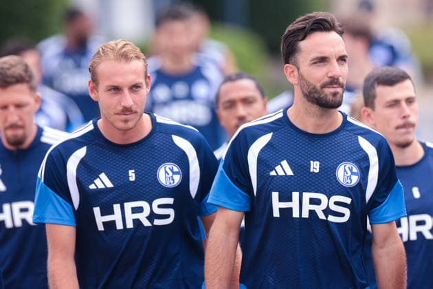 05.07.2026, Fussball, Trainingsauftakt des FC Schalke 04. v. l. Timo Becker (FC Schalke 04), Kenan Karaman (FC Schalke 04). Gelsenkirchen Trainingsgelände FC Schalke 04 NRW Deutschland xRHR-FOTO YYx *** July 5, 2026, Soccer, FC Schalke 04 s first training session of the season, Timo Becker (FC Schalke 04), Kenan Karaman (FC Schalke 04), Gelsenkirchen, FC Schalke 04 training facility, North Rhine-Westphalia, Germany, xRHR, PHOTO YYx Copyright: RHR-FOTOx RHR-FOTO YY