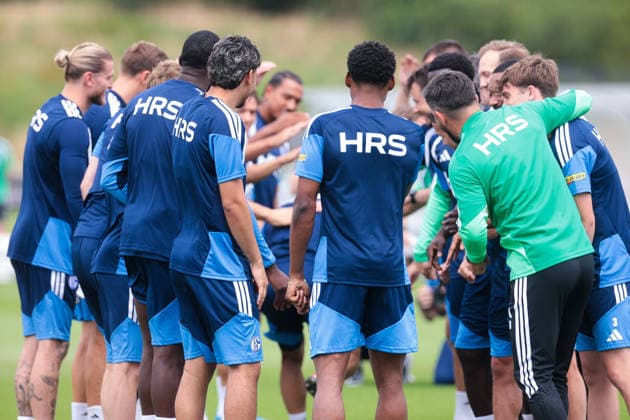05.07.2026, Fussball, Trainingsauftakt des FC Schalke 04. Junior Adamu (FC Schalke 04) wird von seinen Mitspielern empfangen und rennt durch ein Spalier. Gelsenkirchen Trainingsgelände FC Schalke 04 NRW Deutschland xRHR-FOTO YYx *** July 5, 2026, Soccer, FC Schalke 04 s first training session of the season: Junior Adamu is greeted by his teammates and runs through a guard of honor at the FC Schalke 04 training facility in Gelsenkirchen, North Rhine-Westphalia, Germany xRHR PHOTO YYx Copyright: RHR-FOTOx RHR-FOTO YY