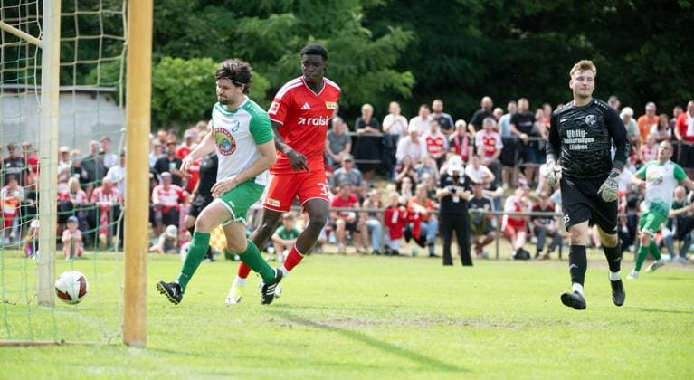 Fußball, Herren, Testspiel, Saison 2026 2027, SV Grün-Weiß Lübben - 1. FC Union Berlin, v. l. Felix Raschke, Mekhi Gray (1. FC Union Berlin) erzielt das Tor zum 0:4, Torwart Lowis Dommaschk, 05.07. 2026, *** Soccer, Men s, Friendly Match, 2026–2027 Season, SV Grün Weiß Lübben vs. 1. FC Union Berlin, from left: Felix Raschke, Mekhi Gray; 1. FC Union Berlin scores the goal to make it 0–4; goalkeeper Lowis Dommaschk, July 5, 2026, Copyright: xMatthiasxKochx