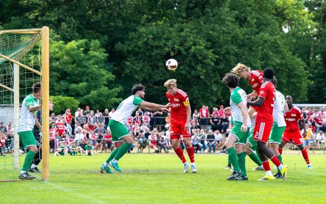 Fußball, Herren, Testspiel, Saison 2026 2027, SV Grün-Weiß Lübben - 1. FC Union Berlin, Tom Rothe (4. v. r., 1. FC Union Berlin) erzielt das Tor zum 0:10, 05.07. 2026, *** Soccer, Men s, Friendly Match, 2026–2027 Season, SV Grün Weiß Lübben 1 vs. FC Union Berlin, Tom Rothe (4th from right), FC Union Berlin scores the goal to make it 0–10, May 7, 2026, Copyright: xMatthiasxKochx