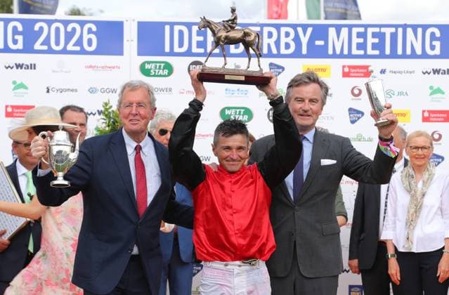 05.07.2026, GER,Reitsport, Rennen 8 IDEE 157. Deutsches Derby , Derby Meeting Hamburg - Galopprennen, Hamburger Renn-Club e.V., Galopprennbahn Hamburg Horn, Hamburg Sigerehrung zum Rennen 8 IDEE 157. Deutsches Besitzer Hans-Wilhelm Jenckel, Jockey und Derbysieger Wladimir Panov und Besitzer Friedrich von Lenthe *** July 5, 2026, GER, Equestrian Sports, Race 8 IDEE 157 German Derby, Derby Meeting Hamburg Horse Race, Hamburger Renn Club e.V., Hamburg Horn Racetrack, Hamburg, Award Ceremony for Race 8 IDEE 157 German Derby, Owner Hans Wilhelm Jenckel, Jockey and Derby Winner Wladimir Panov, and Owner Friedrich von Lenthe nordphotoxGmbHx xTauchnitz nph00059