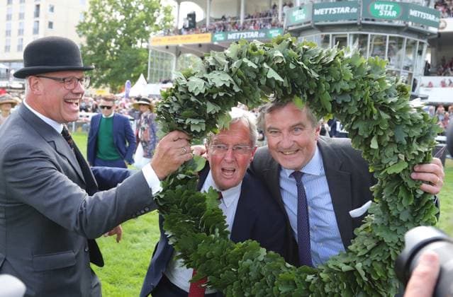 05.07.2026, GER,Reitsport, Rennen 8 IDEE 157. Deutsches Derby , Derby Meeting Hamburg - Galopprennen, Hamburger Renn-Club e.V., Galopprennbahn Hamburg Horn, Hamburg Besitzer Friedrich von Lenthe und Besitzer Dr. Hans-Wilhelm Jenckel jubeln über Ihren Sieg beim Rennen 8 IDEE 157. Deutsches Derby *** July 5, 2026, GER, Equestrian Sports, Race 8 IDEE 157 German Derby, Derby Meeting Hamburg Horse Race, Hamburger Renn Club e.V., Hamburg Horn Racetrack, Hamburg. Owners Friedrich von Lenthe and Dr. Hans Wilhelm Jenckel celebrate their victory in Race 8 IDEE 157 German Derby nordphotoxGmbHx xTauchnitz nph00059