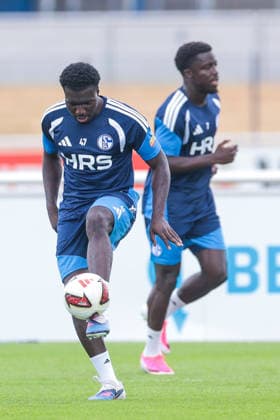05.07.2026, Fussball, Trainingsauftakt des FC Schalke 04. v. l. Zaid Tchibara (FC Schalke 04), Christian Gomis (FC Schalke 04). Gelsenkirchen Trainingsgelände FC Schalke 04 NRW Deutschland xRHR-FOTO YYx *** July 5, 2026, Soccer, FC Schalke 04 s first training session of the season; Zaid Tchibara, FC Schalke 04; Christian Gomis, FC Schalke 04; Gelsenkirchen; FC Schalke 04 training facility; North Rhine-Westphalia, Germany; xRHR; PHOTO YYx Copyright: RHR-FOTOx RHR-FOTO YY