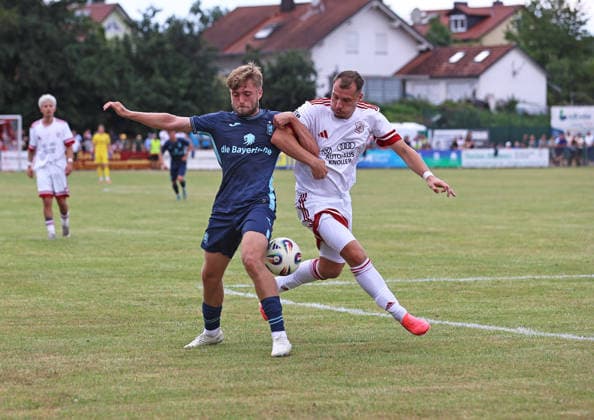 Fussball, Herren, Saison 2026 2027, TSV Moorenweis - TSV 1860 München, Testspiel, Vorbereitung Matthew Collins (TSV 1860 München) (li.) mit Dominik Widemann (TSV Moorenweis) (re.) im Zweikampf um den Ball *** Soccer, Men s, 2026–2027 Season, TSV Moorenweis vs. TSV 1860 Munich, Friendly Match, Preseason: Matthew Collins (TSV 1860 Munich, left) and Dominik Widemann (TSV Moorenweis, right) battle for the ball