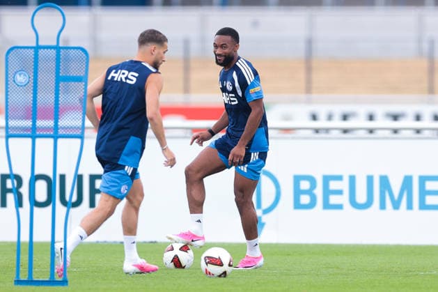 05.07.2026, Fussball, Trainingsauftakt des FC Schalke 04. Moussa Sylla (FC Schalke 04) lacht. Gelsenkirchen Trainingsgelände FC Schalke 04 NRW Deutschland xRHR-FOTO YYx *** July 5, 2026, Soccer, FC Schalke 04 s first training session of the season, Moussa Sylla, FC Schalke 04, Gelsenkirchen, FC Schalke 04 training facility, North Rhine-Westphalia, Germany, xRHR, PHOTO YYx Copyright: RHR-FOTOx RHR-FOTO YY