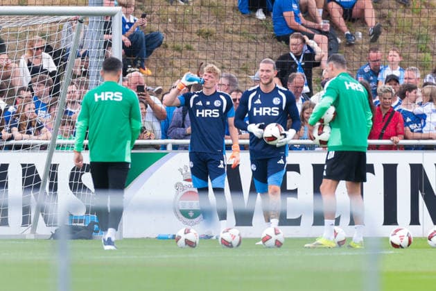 05.07.2026, Fussball, Trainingsauftakt des FC Schalke 04. v. l. Torwart Johannes Siebeking (FC Schalke 04), Torwart Loris Karius (FC Schalke 04). Gelsenkirchen Trainingsgelände FC Schalke 04 NRW Deutschland xRHR-FOTO YYx *** July 5, 2026, Soccer, FC Schalke 04 s first training session of the season: Goalkeeper Johannes Siebeking (FC Schalke 04), Goalkeeper Loris Karius (FC Schalke 04), Gelsenkirchen, FC Schalke 04 training facility, North Rhine-Westphalia, Germany, xRHR, PHOTO YYx Copyright: RHR-FOTOx RHR-FOTO YY