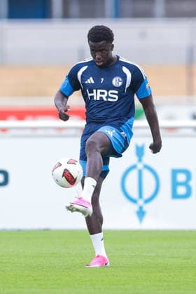 05.07.2026, Fussball, Trainingsauftakt des FC Schalke 04. Christian Gomis (FC Schalke 04). Gelsenkirchen Trainingsgelände FC Schalke 04 NRW Deutschland xRHR-FOTO YYx *** July 5, 2026, Soccer, FC Schalke 04 s first training session of the season Christian Gomis FC Schalke 04 Gelsenkirchen FC Schalke 04 training facility NRW Germany xRHR PHOTO YYx Copyright: RHR-FOTOx RHR-FOTO YY