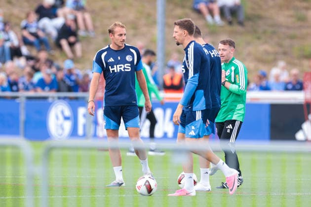 05.07.2026, Fussball, Trainingsauftakt des FC Schalke 04. v. l. Timo Becker (FC Schalke 04), Janik Bachmann (FC Schalke 04). Gelsenkirchen Trainingsgelände FC Schalke 04 NRW Deutschland xRHR-FOTO YYx *** July 5, 2026, Soccer, FC Schalke 04 s first training session of the season. Photo by Timo Becker: FC Schalke 04, Janik Bachmann, FC Schalke 04, Gelsenkirchen, FC Schalke 04 training facility, North Rhine-Westphalia, Germany, xRHR, PHOTO YYx Copyright: RHR-FOTOx RHR-FOTO YY