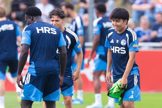 05.07.2026, Fussball, Trainingsauftakt des FC Schalke 04. Satoshi Tanaka (FC Schalke 04) lacht. Gelsenkirchen Trainingsgelände FC Schalke 04 NRW Deutschland xRHR-FOTO YYx *** July 5, 2026, Soccer, FC Schalke 04 s first training session of the season Satoshi Tanaka FC Schalke 04 smiles Gelsenkirchen FC Schalke 04 training facility NRW Germany xRHR PHOTO YYx Copyright: RHR-FOTOx RHR-FOTO YY