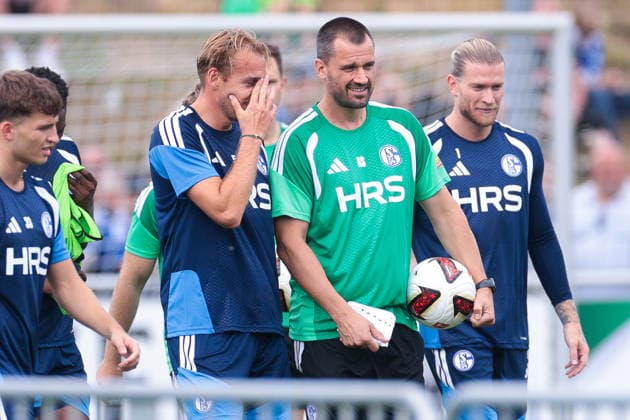 05.07.2026, Fussball, Trainingsauftakt des FC Schalke 04. v. l. Timo Becker (FC Schalke 04), Athletik-Trainer Alexander Storck (FC Schalke 04). Gelsenkirchen Trainingsgelände FC Schalke 04 NRW Deutschland xRHR-FOTO YYx *** July 5, 2026, Soccer, FC Schalke 04 s first training session of the season, Timo Becker, FC Schalke 04, Athletic Trainer Alexander Storck, FC Schalke 04, Gelsenkirchen, FC Schalke 04 training facility, North Rhine-Westphalia, Germany, xRHR, PHOTO YYx Copyright: RHR-FOTOx RHR-FOTO YY