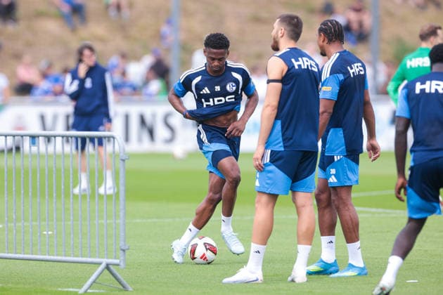 05.07.2026, Fussball, Trainingsauftakt des FC Schalke 04. Junior Adamu (FC Schalke 04), Gelsenkirchen Trainingsgelände FC Schalke 04 NRW Deutschland xRHR-FOTO YYx *** July 5, 2026, Soccer, FC Schalke 04 s first training session of the season; Junior Adamu, FC Schalke 04, Gelsenkirchen, FC Schalke 04 training facility, North Rhine-Westphalia, Germany, xRHR PHOTO YYx Copyright: RHR-FOTOx RHR-FOTO YY