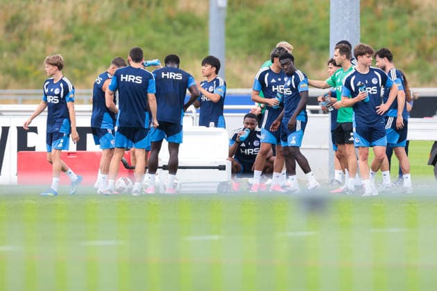 05.07.2026, Fussball, Trainingsauftakt des FC Schalke 04. Trinkpause für die Spieler des S04. Gelsenkirchen Trainingsgelände FC Schalke 04 NRW Deutschland xRHR-FOTO YYx *** July 5, 2026, Soccer, FC Schalke 04 s first training session of the season. The S04 players take a water break at the FC Schalke 04 training facility in Gelsenkirchen, North Rhine-Westphalia, Germany xRHR PHOTO YYx Copyright: RHR-FOTOx RHR-FOTO YY