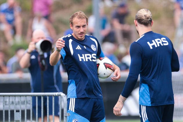05.07.2026, Fussball, Trainingsauftakt des FC Schalke 04. v. l. Timo Becker (FC Schalke 04) spricht mit Torwart Loris Karius (FC Schalke 04). Gelsenkirchen Trainingsgelände FC Schalke 04 NRW Deutschland xRHR-FOTO YYx *** July 5, 2026, Soccer, FC Schalke 04 s first training session of the season, photo by Timo Becker; FC Schalke 04 speaks with goalkeeper Loris Karius; FC Schalke 04, Gelsenkirchen; FC Schalke 04 training facility; North Rhine-Westphalia, Germany; xRHR PHOTO YYx Copyright: RHR-FOTOx RHR-FOTO YY