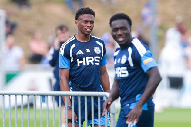 05.07.2026, Fussball, Trainingsauftakt des FC Schalke 04. Junior Adamu (FC Schalke 04). Gelsenkirchen Trainingsgelände FC Schalke 04 NRW Deutschland xRHR-FOTO YYx *** July 5, 2026, Soccer, FC Schalke 04 s first training session of the season, Junior Adamu, FC Schalke 04, Gelsenkirchen, FC Schalke 04 training facility, North Rhine-Westphalia, Germany, xRHR, PHOTO YYx Copyright: RHR-FOTOx RHR-FOTO YY