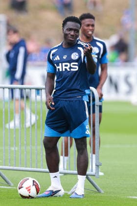 05.07.2026, Fussball, Trainingsauftakt des FC Schalke 04. v. l. Zaid Tchibara (FC Schalke 04), Junior Adamu (FC Schalke 04). Gelsenkirchen Trainingsgelände FC Schalke 04 NRW Deutschland xRHR-FOTO YYx *** July 5, 2026, Soccer, FC Schalke 04 s first training session featuring Zaid Tchibara, FC Schalke 04; Junior Adamu, FC Schalke 04; Gelsenkirchen; FC Schalke 04 training facility; North Rhine-Westphalia, Germany; xRHR; PHOTO YYx Copyright: RHR-FOTOx RHR-FOTO YY