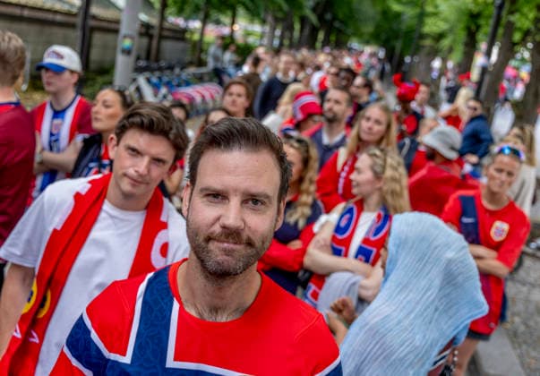 OSLO, NORWAY 20260705 Magnus Iversen in line at the event area at Karl Johan in central Oslo where the party of the ages is expected when Norway and Brazil meet in the round of 16 of the World Cup. OSLO NORWAY x9200x *** OSLO, NORWAY July 5, 2026 Magnus Iversen is in line at the event area on Karl Johan Street in central Oslo, where a party for the ages is expected when Norway and Brazil face off in the Round of 16 of the World Cup OSLO NORWAY x9200x  Copyright: xAdamxIhse TTx WORLD CUP NORWEGIAN FANS BRAZIL-NORWAY