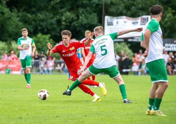 Fußball, Herren, Testspiel, Saison 2026 2027, SV Grün-Weiß Lübben - 1. FC Union Berlin, v. l. Linus Güther (1. FC Union), Jonas Lenke, 05.07. 2026, *** Soccer, Men s, Friendly Match, 2026–2027 Season, SV Grün Weiß Lübben vs. 1. FC Union Berlin, from left: Linus Güther (1. FC Union), Jonas Lenke, July 5, 2026, Copyright: xMatthiasxKochx