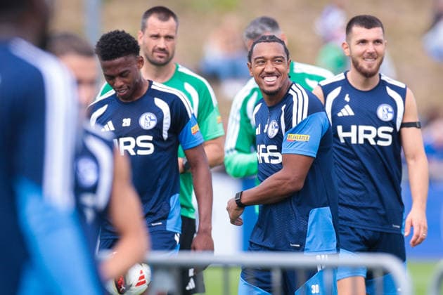 05.07.2026, Fussball, Trainingsauftakt des FC Schalke 04. v. l. Junior Adamu (FC Schalke 04), Anton Donkor (FC Schalke 04), Hasan Kurucay (FC Schalke 04). Gelsenkirchen Trainingsgelände FC Schalke 04 NRW Deutschland xRHR-FOTO YYx *** July 5, 2026, Soccer, FC Schalke 04 s first training session of the season: Junior Adamu (FC Schalke 04), Anton Donkor (FC Schalke 04), Hasan Kurucay (FC Schalke 04), Gelsenkirchen, FC Schalke 04 training grounds, North Rhine-Westphalia, Germany, xRHR, PHOTO YYx Copyright: RHR-FOTOx RHR-FOTO YY