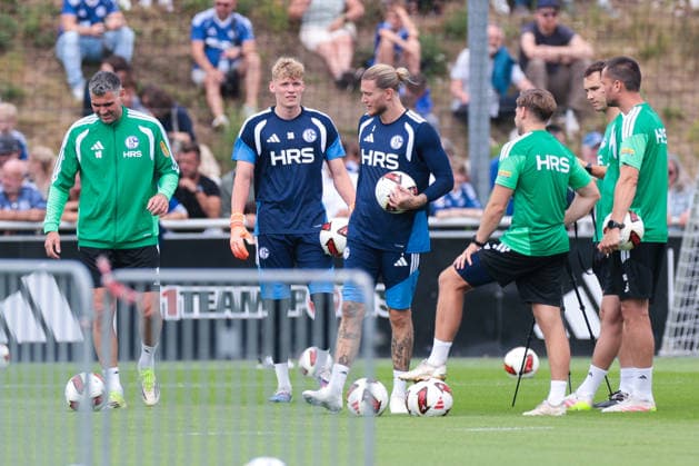 05.07.2026, Fussball, Trainingsauftakt des FC Schalke 04. v. l. Torwart Johannes Siebeking (FC Schalke 04), Torwart Loris Karius (FC Schalke 04). Gelsenkirchen Trainingsgelände FC Schalke 04 NRW Deutschland xRHR-FOTO YYx *** July 5, 2026, Soccer, FC Schalke 04 s first training session of the season: Goalkeeper Johannes Siebeking (FC Schalke 04), Goalkeeper Loris Karius (FC Schalke 04), Gelsenkirchen, FC Schalke 04 training facility, North Rhine-Westphalia, Germany, xRHR, PHOTO YYx Copyright: RHR-FOTOx RHR-FOTO YY