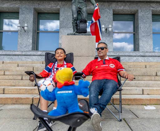 OSLO, NORGE 20260705 Enrique med pappa Harald Jorge Torres var först pa plats pa Radhustorget för att se matchen när Norge och Brasilien möts i attondelsfinal under fotbolls-VM senare pa söndagskvällen. OSLO NORGE x9200x *** OSLO, NORWAY 20260705 Enrique and his father, Harald Jorge Torres, were the first to arrive at Radhustorget to watch the match when Norway and Brazil face off in the Round of 16 of the World Cup later on Sunday evening. OSLO, NORWAY x9200x  Copyright: xAdamxIhse TTx FOTBOLLS-VM NORSKA FANS BRASILIEN-NORGE