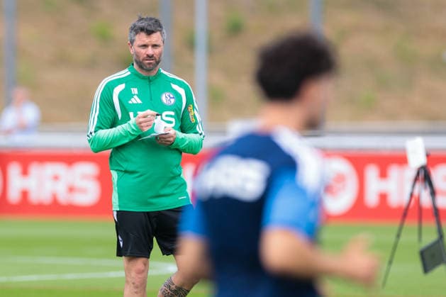 05.07.2026, Fussball, Trainingsauftakt des FC Schalke 04. Co-Trainer Tim Hoogland (FC Schalke 04) macht sich Notizen. Gelsenkirchen Trainingsgelände FC Schalke 04 NRW Deutschland xRHR-FOTO YYx *** July 5, 2026, Soccer, FC Schalke 04 s first training session of the season; Assistant Coach Tim Hoogland of FC Schalke 04 takes notes at the FC Schalke 04 training facility in Gelsenkirchen, North Rhine-Westphalia, Germany xRHR PHOTO YYx Copyright: RHR-FOTOx RHR-FOTO YY