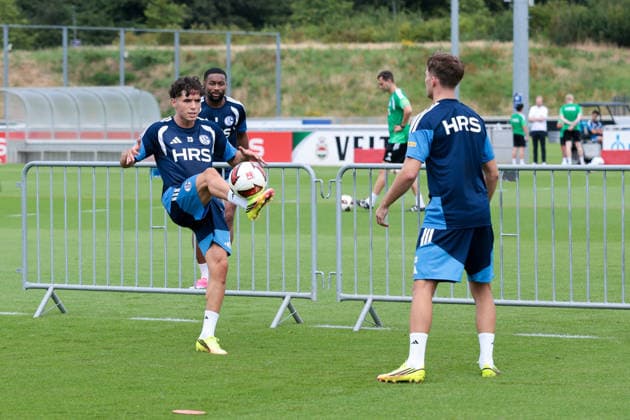 05.07.2026, Fussball, Trainingsauftakt des FC Schalke 04. v. l. Soufiane El-Faouzi (FC Schalke 04), Moussa Sylla (FC Schalke 04) spielen Fussballtennis. Gelsenkirchen Trainingsgelände FC Schalke 04 NRW Deutschland xRHR-FOTO YYx *** July 5, 2026, Soccer, FC Schalke 04 s first training session of the season featuring Soufiane El Faouzi (FC Schalke 04) and Moussa Sylla (FC Schalke 04) playing soccer tennis at the FC Schalke 04 training facility in Gelsenkirchen, North Rhine-Westphalia, Germany xRHR PHOTO YYx Copyright: RHR-FOTOx RHR-FOTO YY