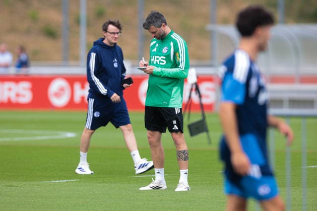05.07.2026, Fussball, Trainingsauftakt des FC Schalke 04. Co-Trainer Tim Hoogland (FC Schalke 04) macht sich Notizen. Gelsenkirchen Trainingsgelände FC Schalke 04 NRW Deutschland xRHR-FOTO YYx *** July 5, 2026, Soccer, FC Schalke 04 s first training session of the season; Assistant Coach Tim Hoogland of FC Schalke 04 takes notes at the FC Schalke 04 training facility in Gelsenkirchen, North Rhine-Westphalia, Germany xRHR PHOTO YYx Copyright: RHR-FOTOx RHR-FOTO YY