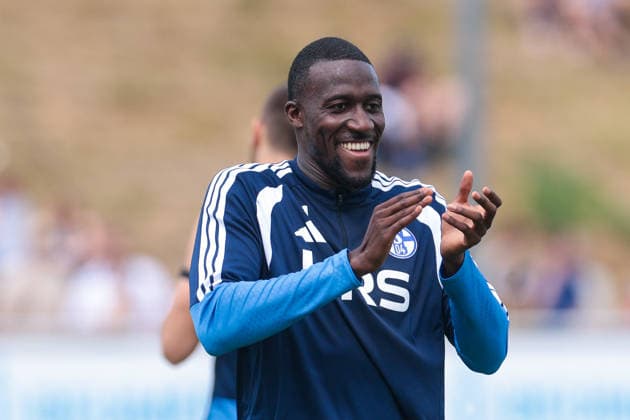 05.07.2026, Fussball, Trainingsauftakt des FC Schalke 04. Bryan Lasme (FC Schalke 04) lacht und klatscht. Gelsenkirchen Trainingsgelände FC Schalke 04 NRW Deutschland xRHR-FOTO YYx *** July 5, 2026, Soccer, FC Schalke 04 s first training session of the season Bryan Lasme FC Schalke 04 laughs and claps Gelsenkirchen FC Schalke 04 training facility NRW Germany xRHR PHOTO YYx Copyright: RHR-FOTOx RHR-FOTO YY