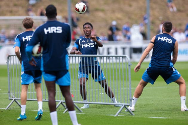 05.07.2026, Fussball, Trainingsauftakt des FC Schalke 04. Junior Adamu (FC Schalke 04) spielt Fussballtennis. Gelsenkirchen Trainingsgelände FC Schalke 04 NRW Deutschland xRHR-FOTO YYx *** July 5, 2026, Soccer, FC Schalke 04 s first training session of the season, Junior Adamu, FC Schalke 04 plays soccer tennis, Gelsenkirchen, FC Schalke 04 training facility, North Rhine-Westphalia, Germany, xRHR, PHOTO YYx Copyright: RHR-FOTOx RHR-FOTO YY