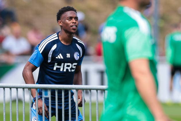 05.07.2026, Fussball, Trainingsauftakt des FC Schalke 04. Junior Adamu (FC Schalke 04). Gelsenkirchen Trainingsgelände FC Schalke 04 NRW Deutschland xRHR-FOTO YYx *** July 5, 2026, Soccer, FC Schalke 04 s first training session of the season, Junior Adamu, FC Schalke 04, Gelsenkirchen, FC Schalke 04 training facility, North Rhine-Westphalia, Germany, xRHR, PHOTO YYx Copyright: RHR-FOTOx RHR-FOTO YY
