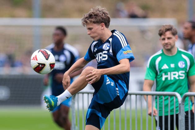 05.07.2026, Fussball, Trainingsauftakt des FC Schalke 04. Luca Vozar (FC Schalke 04) nimmt den Ball an. Gelsenkirchen Trainingsgelände FC Schalke 04 NRW Deutschland xRHR-FOTO YYx *** July 5, 2026, Soccer, FC Schalke 04 s first training session of the season Luca Vozar FC Schalke 04 takes the ball Gelsenkirchen FC Schalke 04 training facility NRW Germany xRHR PHOTO YYx Copyright: RHR-FOTOx RHR-FOTO YY