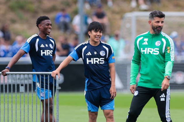 05.07.2026, Fussball, Trainingsauftakt des FC Schalke 04. v. l. Junior Adamu (FC Schalke 04), Satoshi Tanaka (FC Schalke 04), Trainer Miron Muslic (FC Schalke 04) lachen. Gelsenkirchen Trainingsgelände FC Schalke 04 NRW Deutschland xRHR-FOTO YYx *** July 5, 2026, Soccer, FC Schalke 04 s first training session of the season: Junior Adamu (FC Schalke 04), Satoshi Tanaka (FC Schalke 04), Coach Miron Muslic (FC Schalke 04) laughing at the FC Schalke 04 training facility in Gelsenkirchen, North Rhine-Westphalia, Germany xRHR PHOTO YYx Copyright: RHR-FOTOx RHR-FOTO YY