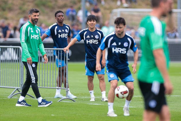 05.07.2026, Fussball, Trainingsauftakt des FC Schalke 04. v. l. Trainer Miron Muslic (FC Schalke 04), Junior Adamu (FC Schalke 04), Satoshi Tanaka (FC Schalke 04). Gelsenkirchen Trainingsgelände FC Schalke 04 NRW Deutschland xRHR-FOTO YYx *** July 5, 2026, Soccer, FC Schalke 04 s first training session of the season; Coach Miron Muslic, FC Schalke 04; Junior Adamu, FC Schalke 04; Satoshi Tanaka, FC Schalke 04; Gelsenkirchen, FC Schalke 04 training facility, North Rhine-Westphalia, Germany; xRHR PHOTO YYx Copyright: RHR-FOTOx RHR-FOTO YY